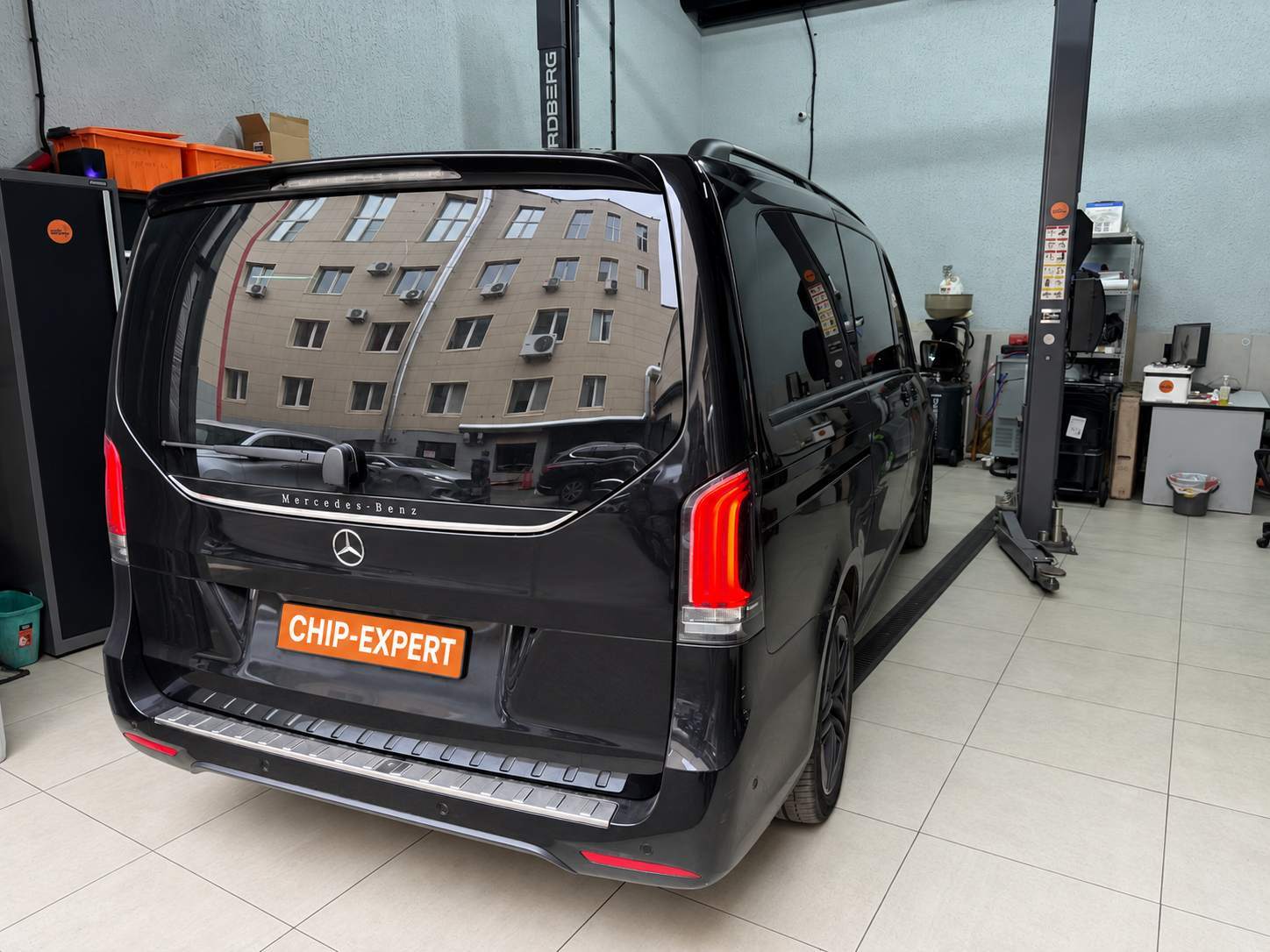 Mercedes-Benz V-Class 3.0D 2024: вид автомобиля сзади справа. Чип-Эксперт — chip-expert.pro.