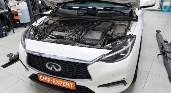 Infiniti Q30 2.1D: вид автомобиля спереди с открытым капотом. Чип-Эксперт — chip-expert.pro.