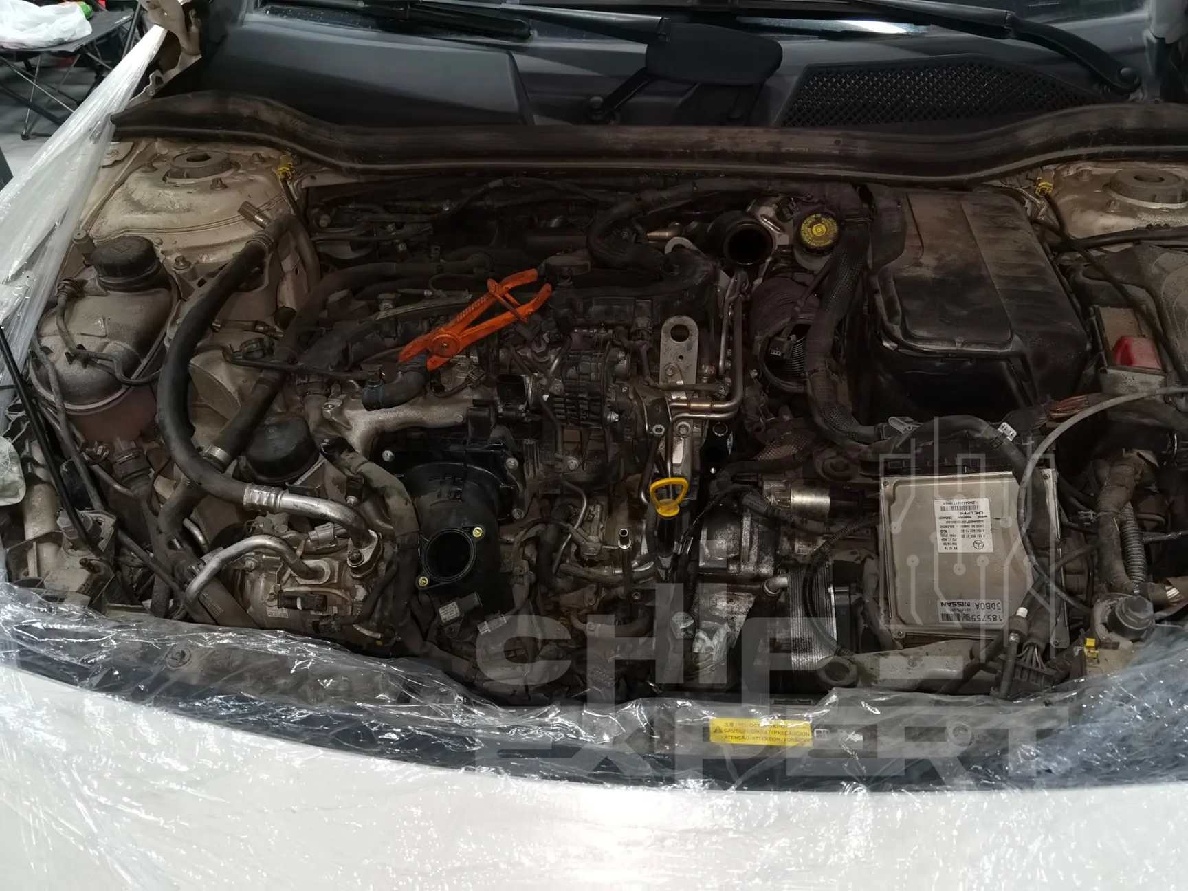 Infiniti Q30 2.1D: моторный отсек с частично разобранным впускным трактом. Чип-Эксперт — chip-expert.pro.