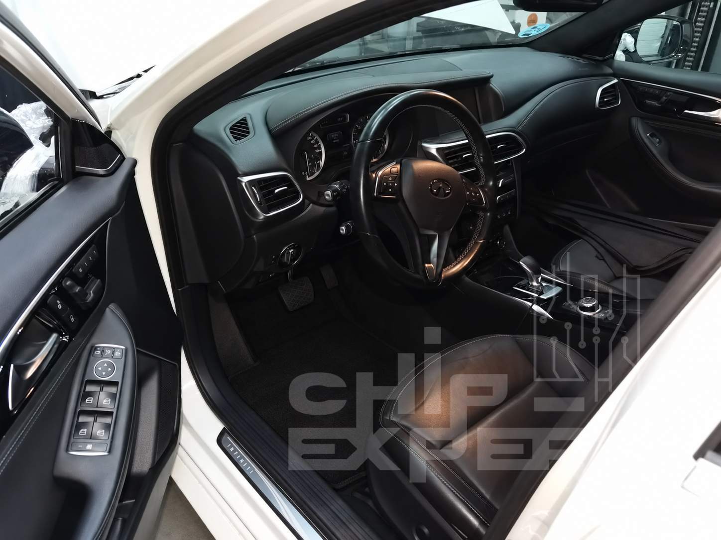Infiniti Q30 2.1D: вид салона со стороны водительской двери. Чип-Эксперт — chip-expert.pro.