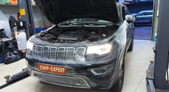 Jeep Grand Cherokee 3.0D 2019: вид автомобиля спереди слева с открытым капотом. Чип-Эксперт — chip-expert.pro.
