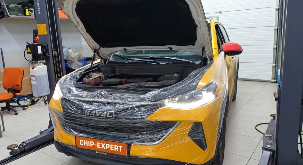 Haval F7 1.5 2023: вид автомобиля спереди слева с открытым капотом. Чип-Эксперт — chip-expert.pro.