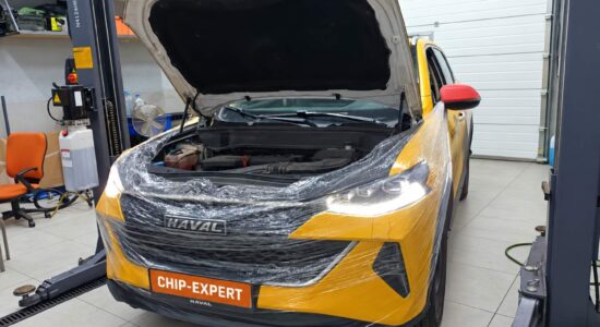 Haval F7 1.5 2023: вид автомобиля спереди слева с открытым капотом. Чип-Эксперт — chip-expert.pro.