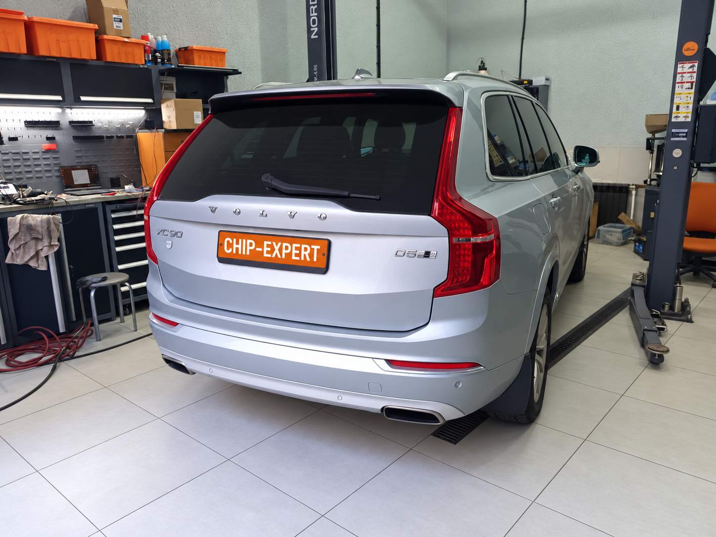 Volvo XC90 2.0D 2016: вид автомобиля сзади справа. Чип-Эксперт — chip-expert.pro.