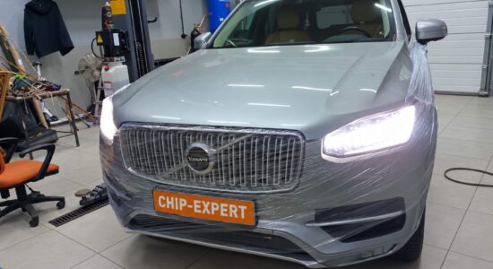 Volvo XC90 2.0D 2016: вид автомобиля спереди в ремонтном боксе. Чип-Эксперт — chip-expert.pro.
